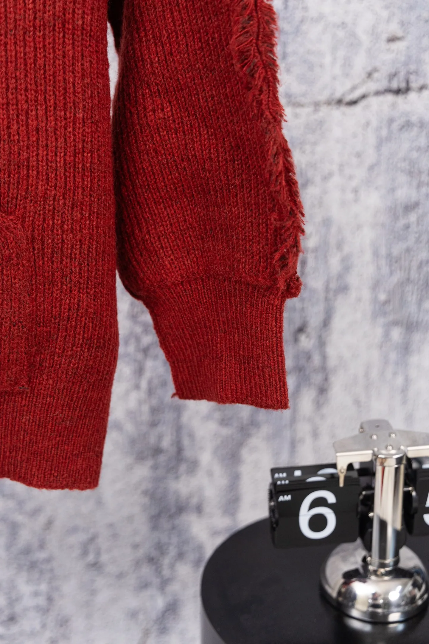 P300 Chrome Hearts CH Chrome Hearts 2025 hooded red sweater. Cross tassel leather label hooded soft and waxy red sweater. The sweater has a soft and waxy feel. The classic cross leather label design on the back cap is really great to wear as an inner layer or as a stand-alone in winter. It is full of Christmas and New Year flavor. It is a very practical item and is very versatile. It is recommended to buy it early. Size: S M L Color: Red
